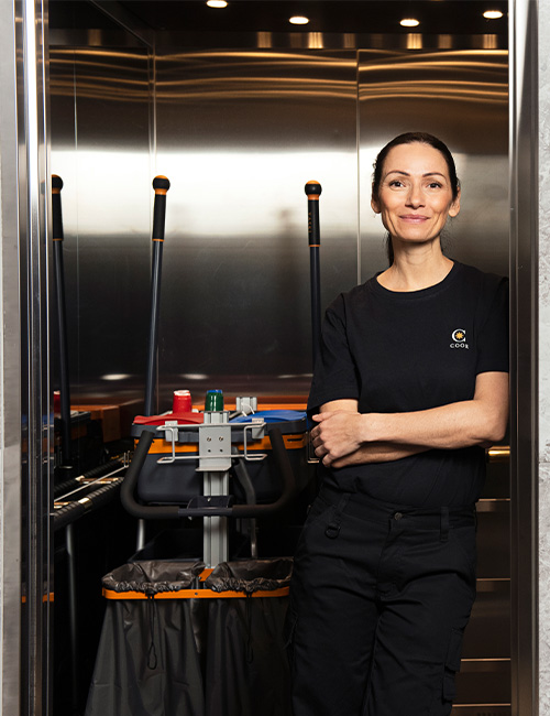 Kvinna med städvagn i hiss | Coor